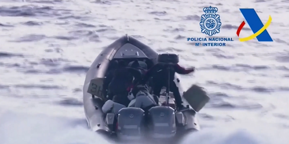 VIDEO: nekaunīgi narkotirgoņi bēgot fotografē policistus un Vidusjūrā izmet saiņus ar hašišu