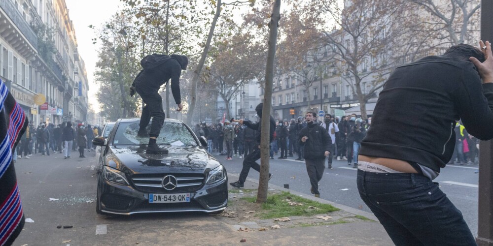 Francijā tūkstoši protestē pret jauno drošības likumu, kurš aizliegtu filmēt policistus