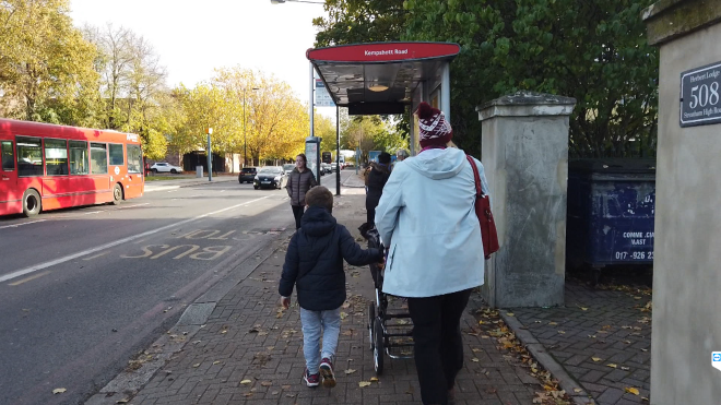 Magone ar dēlu Raimondu un meitiņu, kas ir vēl ratos, Anglijā, ciemojoties pie Roberta. 