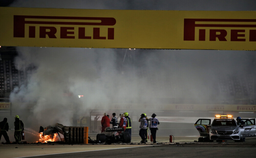 VIDEO: Grožāna auto avārijā Bahreinas Lielās balvas izcīņā sasprāgst divās daļās; sacensībās triumfē Hamiltons