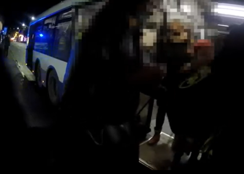 VIDEO: policisti mājās nogādā apmaldījušos sirmgalvi