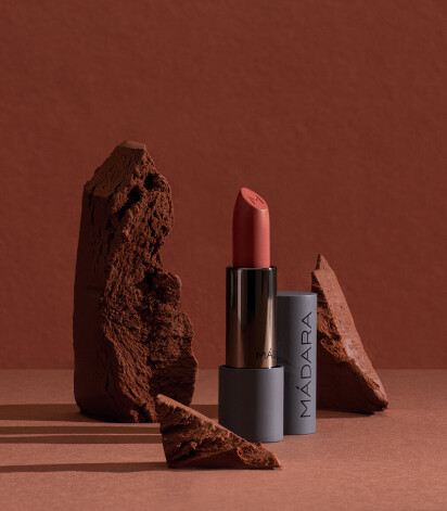 “Madara Cosmetics” simboliski cīnās ar Covid krīzi un tirgū laidusi jaunu lūpu krāsu.