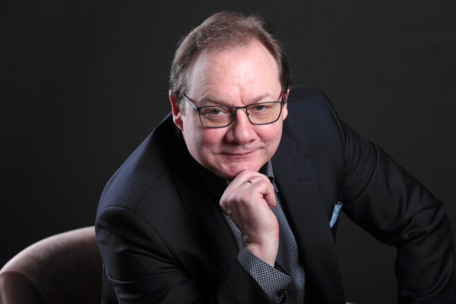 Sandris Metuzāls. Interešu loks diezgan plašs - sākot ar vēsturi un mūziku, beidzot ar klasiskām automašīnām un kulināriju.