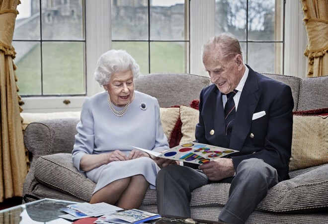 Karaliene Elizabete II un princis Filips 73. kāzu gadadienā skata apsveikumu no mazmazbērniem - prinča Džordža, princeses Šarlotes un prinča Luisa.