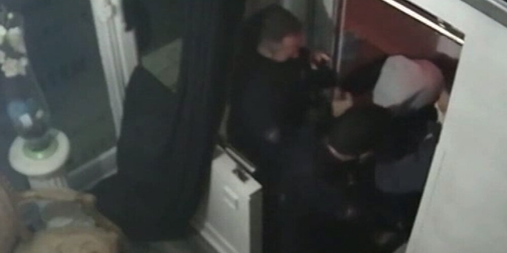 Francijā 4 policistiem izvirza apsūdzības par melnādaina vīrieša piekaušanu