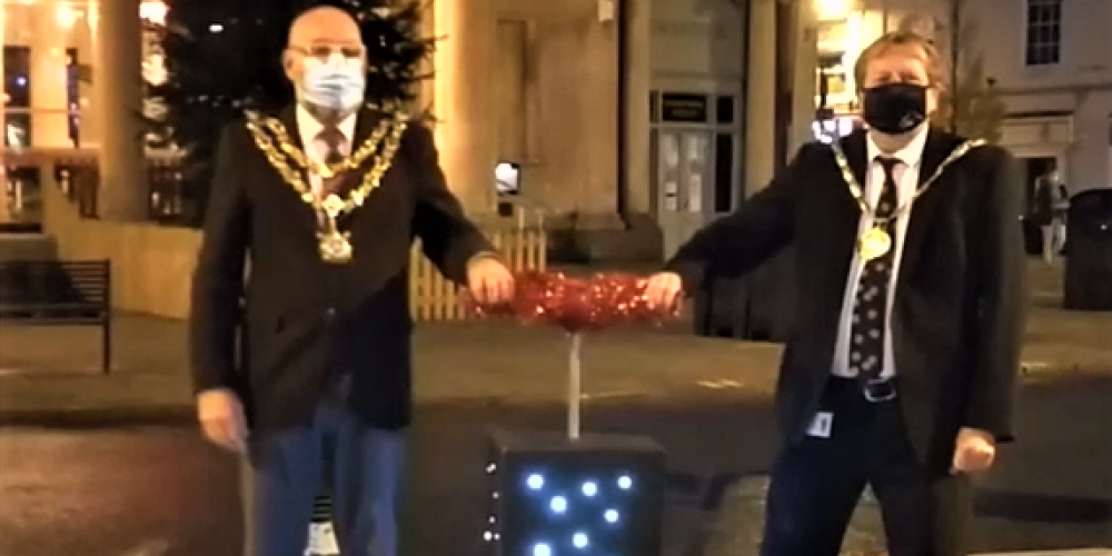 VIDEO: pagaidām neveiklākā Ziemassvētku eglītes iedegšanas ceremonija notikusi Somersetā