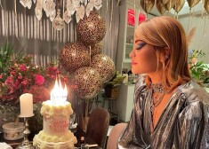 Rita Ora pārkāpj karantīnas noteikumus un nosvin dzimšanas dienu restorānā ar 30 draugiem