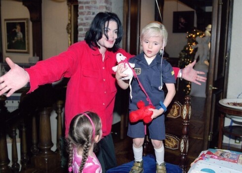 Maikla Džeksona bijusī sieva pastāstījusi par popmūzikas karaļa attiecībām ar saviem bērniem