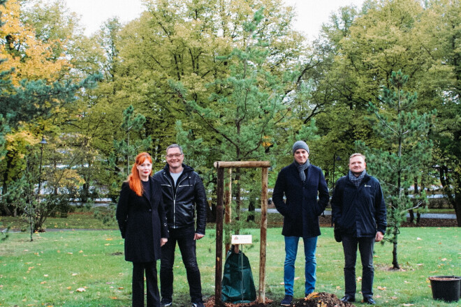 Uzņēmuma “Apsardzes Alianse” darbinieki kopā ar “Rīgas dārzu un parku” vadītāju Jāni Lediņu Grīziņkalna parkā pēc dāvinātās Benksa priedes stādīšanas.