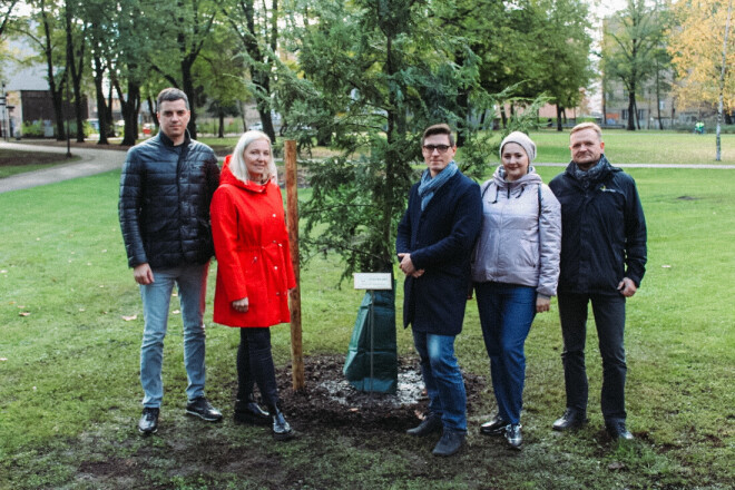 Uzņēmuma “Skonto Apsardze” darbinieki un “Rīgas dārzu un parku” vadītājs Jānis Lediņš iestādījuši Kanādas hemlokegli Ziedoņdārzā.