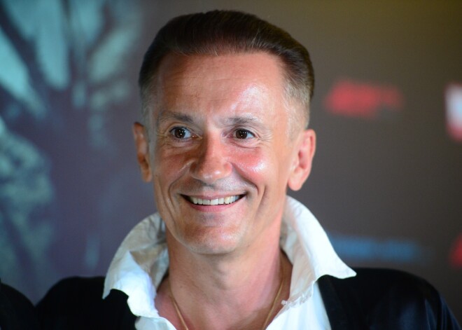 «Что за дедулька?»: Олег Меньшиков с тростью вышел в свет после болезни