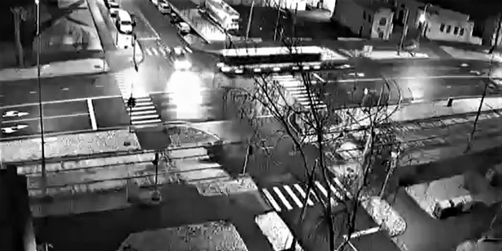 VIDEO: taksometrs ar bēdīgu pagātni Daugavpilī iekļūst kārtējā avārijā, saduroties ar autobusu