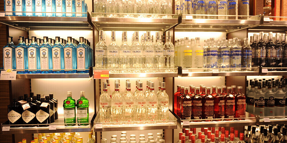 Covid-19 в Латвии: в выходные будет запрещена торговля алкоголем и сигаретами