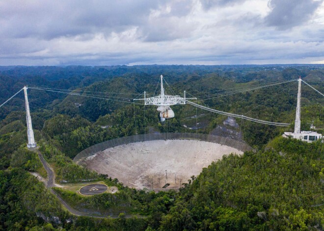 Puertoriko Arekibo observatorijas radioteleskops bija lielākais pasaulē līdz 2016.gadam, kad Ķīna atklāja vēl lielāku. Radioteleskops bija arī populāra tūristu apskates vieta, sevišķi, pēc 1995.gada Džeimsa Bonda filmas "Goldeneye", kurā tas bija redzams.