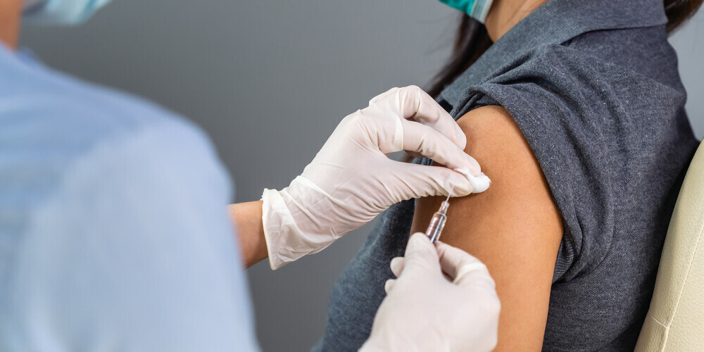 С какими побочными эффектами можно столкнуться при вакцинации от коронавируса