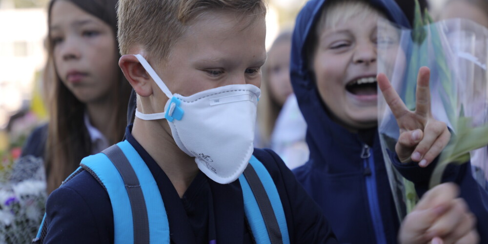 За день собрано 10 000 подписей подписей за отмену масок для младшеклассников Латвии