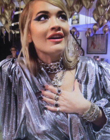 Rita Ora savā 30. dzimšanas dienā.