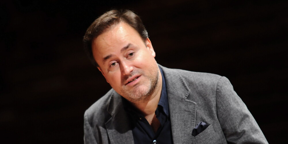 Karels Marks Šišons (dzimis 1971.gadā Londonā) ir bijis Vācu radio filharmoniskā orķestra, kā arī Grācas Simfoniskā orķestra galvenais diriģents, kopš 2017.gada viņš ir Grankanārijas filharmoniskā orķestra galvenais diriģents un mākslinieciskais vadītājs. Latvijas publikai Šišons pazīstams arī kā ilggadējs Latvijas Nacionālā simfoniskā orķestra (LNSO) skatuves partneris – pirmo reizi viņš LNSO diriģēja 2000.gadā, savukārt no 2009. līdz 2012.gadam bija LNSO mākslinieciskais vadītājs un galvenais diriģents.