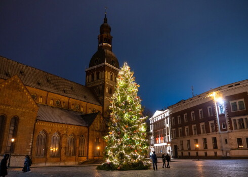 FOTO: lai arī klusi un bez burzmas, Rīgas centrā ienāk Ziemassvētku izjūtas