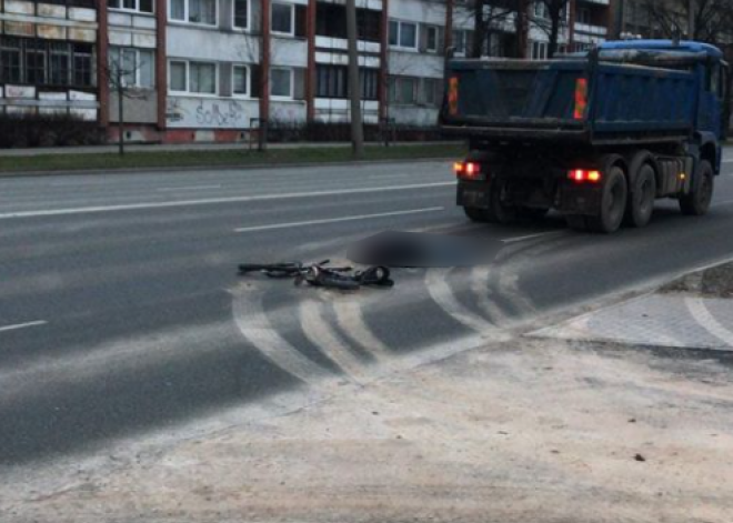 Kravas auto nāvējoši sabraucis velosipēdisti blakus būvlaukumam, kur top veikals "Lidl"