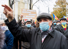 Cilvēki sapulcējās pie Moldovas parlamenta, lai protestētu pret likumprojektu, kas ierobežotu jaunievēlētās proeiropeiskās prezidentes pilnvaras.