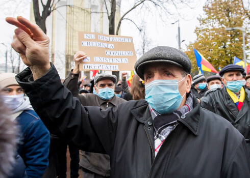 Cilvēki sapulcējās pie Moldovas parlamenta, lai protestētu pret likumprojektu, kas ierobežotu jaunievēlētās proeiropeiskās prezidentes pilnvaras.