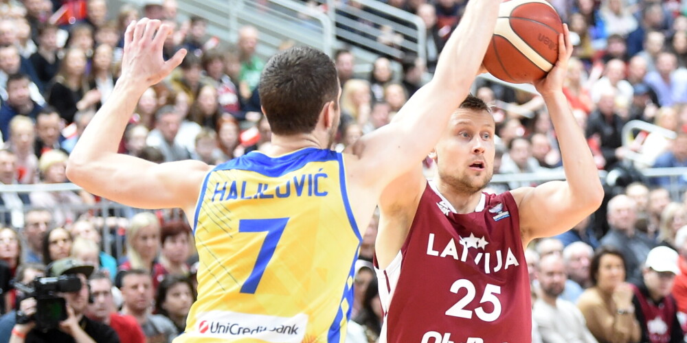 Mārtiņš Laksa (dzimis 1990. gada 26. jūnijā) ir profesionāls Latvijas basketbolists, spēlē uzbrūkošā aizsarga un vieglā uzbrucēja pozīcijā, Latvijas jaunatnes izlašu un pieaugušo izlases dalībnieks. M. Laksas tēvs ir bijušais basketbolists, ilggadējs Latvijas izlases spēlētājs Jānis Laksa, arī māsa Kitija Laksa ir profesionāla basketboliste. Savukārt mamma Elita - bijusī basketboliste un basketbola trenere.