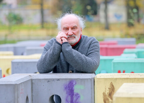 "Kamēr vēl nebija sociālo tīklu, cilvēki dzīvoja savos burbuļos un viņu spriedumi par notikumiem pasaulē arī palika viņu burbuļos. Taču sociālie tīkli pamatīgi mainīja spēles noteikumus," saka Rīgas alķīmiķis Artūrs Alsiņš, uzsverot, ka šobrīd par "ekspertiem" var kļūt arī cilvēki, kuriem trūkst elementāru prasmju saprast informāciju.