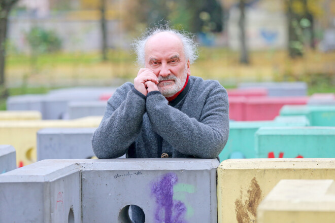 "Kamēr vēl nebija sociālo tīklu, cilvēki dzīvoja savos burbuļos un viņu spriedumi par notikumiem pasaulē arī palika viņu burbuļos. Taču sociālie tīkli pamatīgi mainīja spēles noteikumus," saka Rīgas alķīmiķis Artūrs Alsiņš, uzsverot, ka šobrīd par "ekspertiem" var kļūt arī cilvēki, kuriem trūkst elementāru prasmju saprast informāciju.