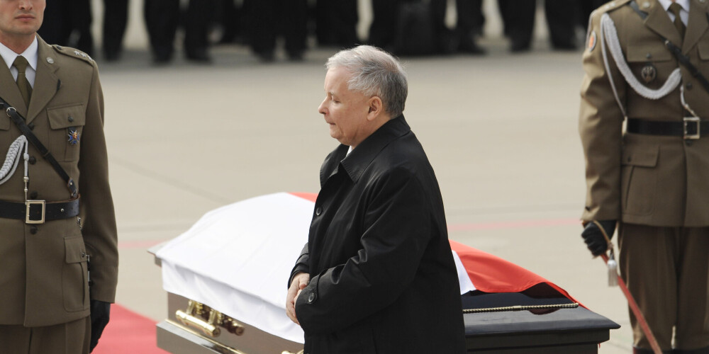 Uzvirmo trillera cienīgas kaislības ap desmit gadus seno aviokatastrofu, kurā bojā gāja Polijas prezidents