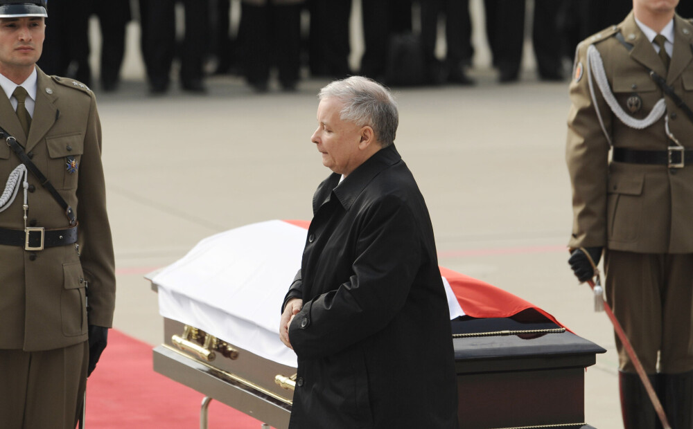 Uzvirmo trillera cienīgas kaislības ap desmit gadus seno aviokatastrofu, kurā bojā gāja Polijas prezidents