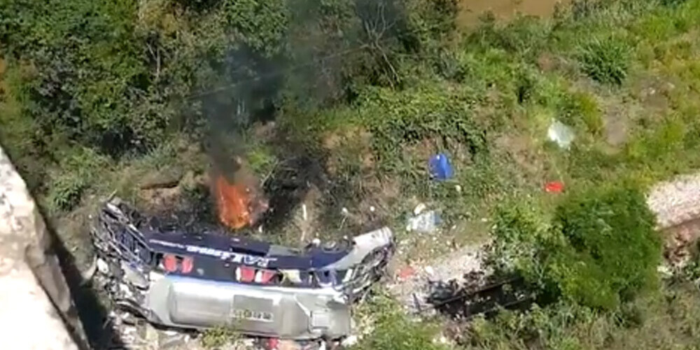 Traģēdija Brazīlijā: pēc bremžu sabojāšanās no 20 metru augsta viadukta nogāžas autobuss