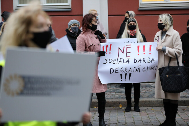 Sociālo darbinieku biedrības rīkotā sociālo darbinieku sapulce pie Saiemas nama, lai aktualizētu sociālā darba nozīmi un vērstu uzmanību uz nozarei svarīgiem jautājumiem.