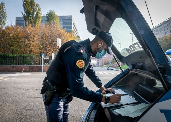 Itālijas policija atklāj cilvēku kontrabandistu grupējumu un apcietina 19 cilvēkus