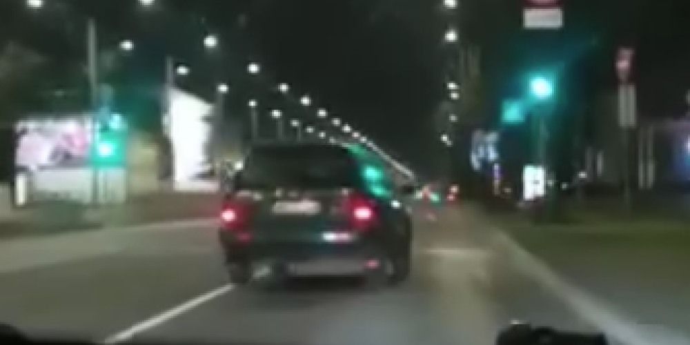Autovadītājs Rīgā pamana aizdomīgu auto un kļūst par liecinieku avārijai. VIDEO