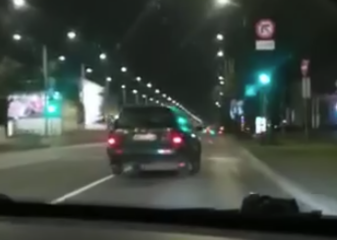 Autovadītājs Rīgā pamana aizdomīgu auto un kļūst par liecinieku avārijai. VIDEO