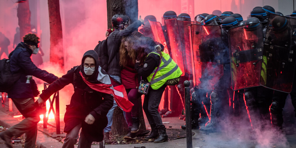 Parīzē protesti pret drošības likumprojektu pāraug vardarbībā