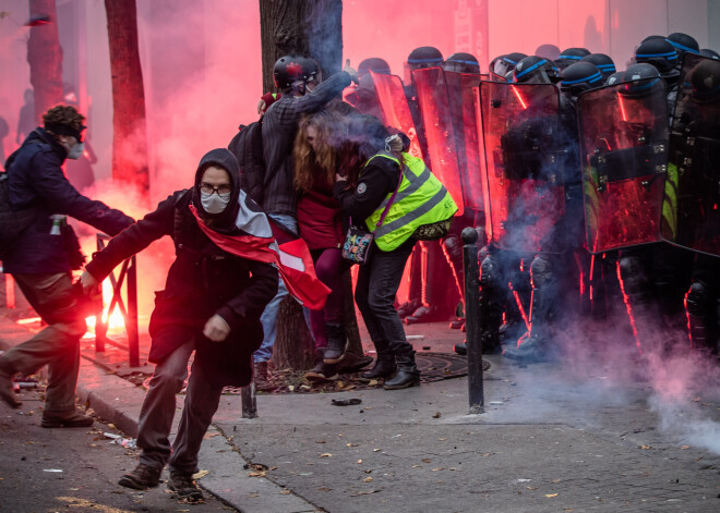 Parīzē protesti pret drošības likumprojektu pāraug vardarbībā