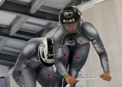 Latvijas bobsleja pilots Dāvis Kaufmanis (pa labi). 