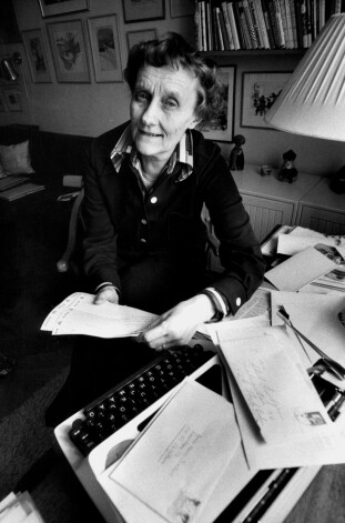 Astrīda pie rakstāmmašīnas.