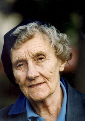 Astrīda viņsaulē aizgāja 2002. gadā, būdama 94 gadus veca.