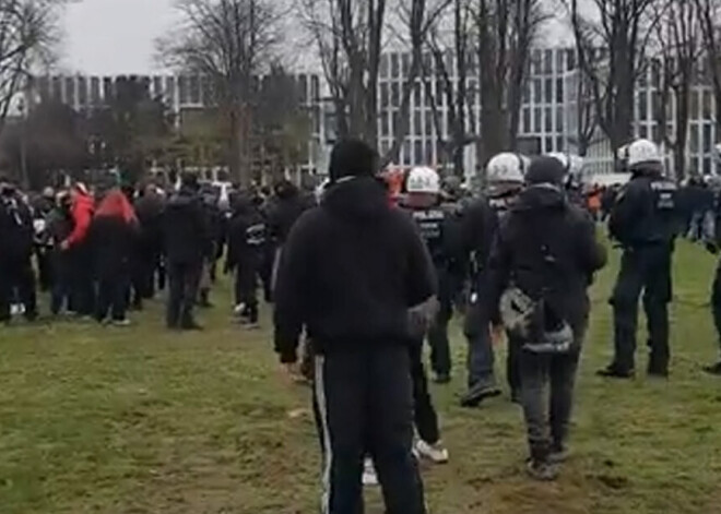 Diseldorfā simtiem cilvēku protestē pret Covid-19 dēļ noteiktajiem ierobežojumiem