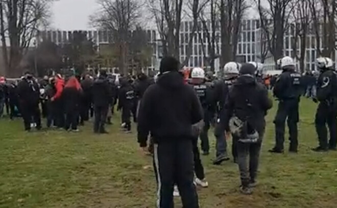 Policisti un aktīvisti Diseldorfas centrā, kur notika protesta akcija.