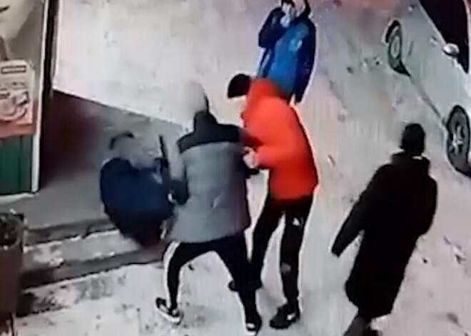 Четверо на одну! Дикое групповое избиение женщины-таксиста попало на видео