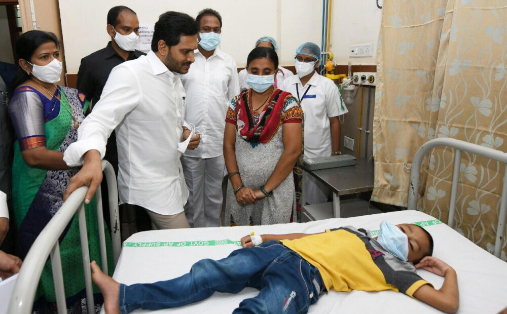 Indijā, kur izskan ziņas par neskaidru saslimšanu, pie mediķiem vērsušies jau vismaz 300 cilvēki