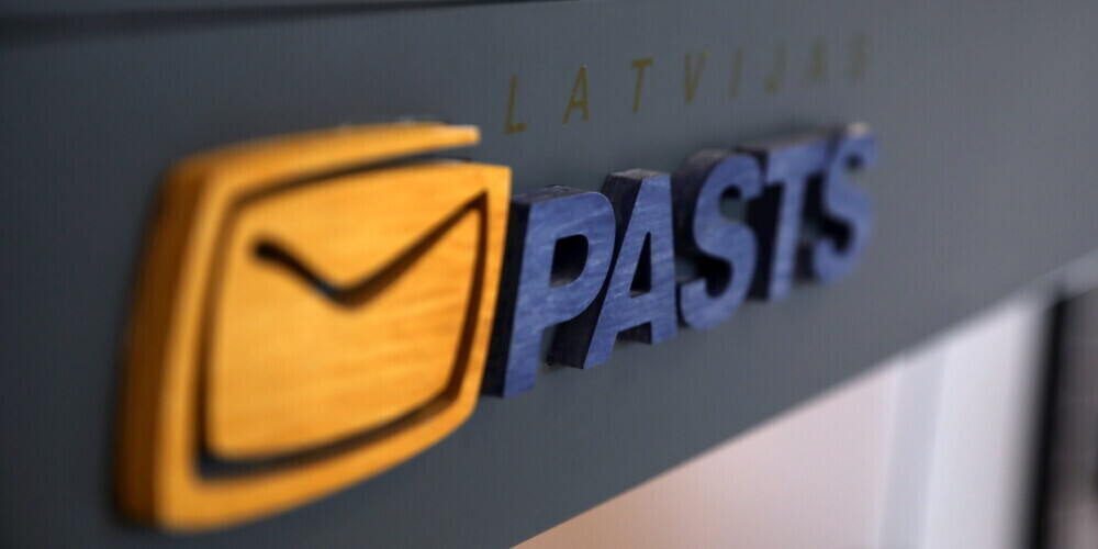 Latvijas Pasts обеспечивает наибольшую доступность почтовых услуг на всей территории Латвии, поддерживая более 600 мест оказания почтовых услуг. Основной функцией предприятия является оказание универсальной почтовой услуги, дополнительно обеспечивая также коммерческие перевозки, услуги экспресс-почты, платежные услуги, услуги доставки прессы, розничной торговли и филателии. Latvijas Pasts является предприятием, полностью принадлежащим государству, в котором занято около 3800 сотрудников.