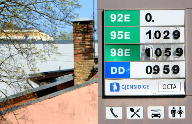 2012. gada pavasarī tika pārkāpta “sarkanā robežšķirtne” un benzīna litrs maksāja vairāk par vienu latu (1,42 eiro).