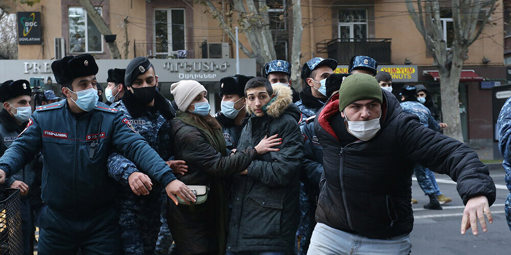 Protestētāji Erevānā bloķē ielas, metro satiksmi un iesaistās asumos ar policiju