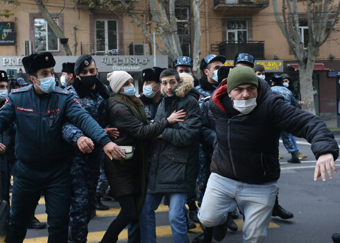 Policisti Erevānā neļauj protestētājiem bloķēt ielas.