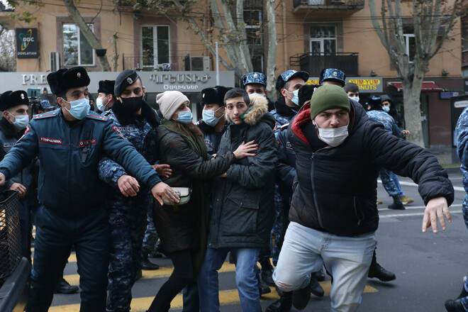 Policisti Erevānā neļauj protestētājiem bloķēt ielas.